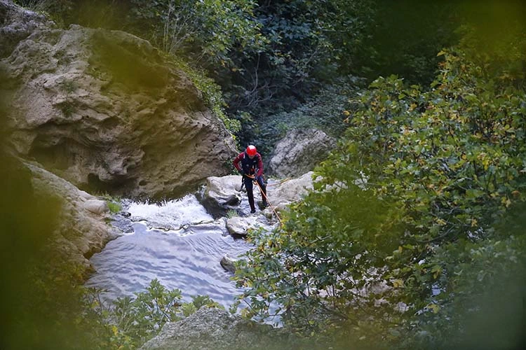 Barranquero realizando el descenso en Rappel -ASEDEB-