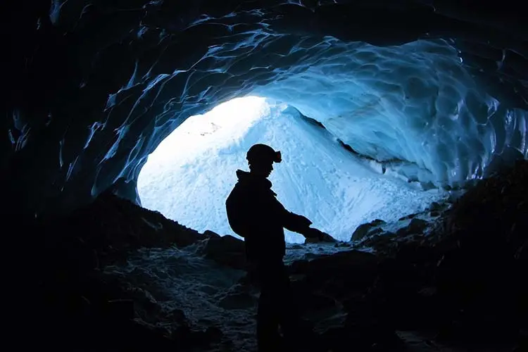 Espeleología en cuevas ASEDEB